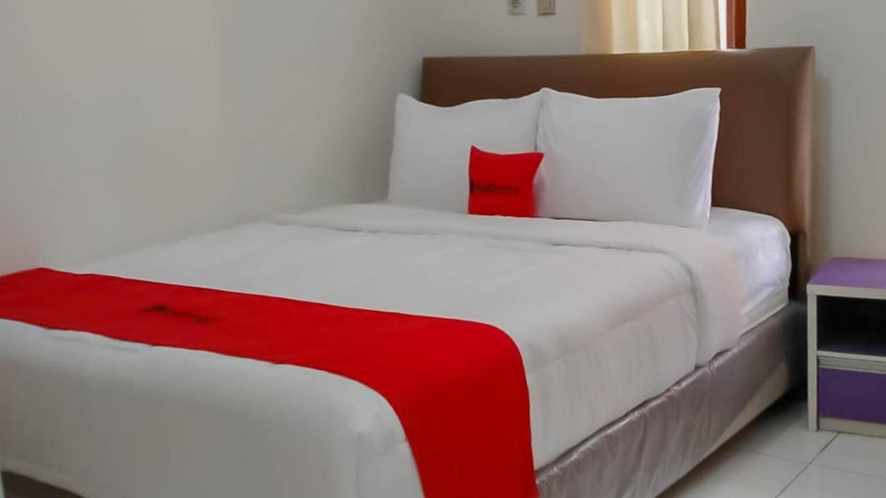 Reddoorz @ Jalan Ahmad Yani Hotel Karawang Exterior photo